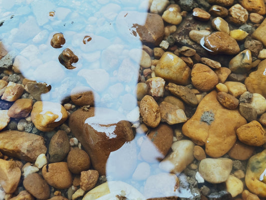 a picture of some rocks and water
